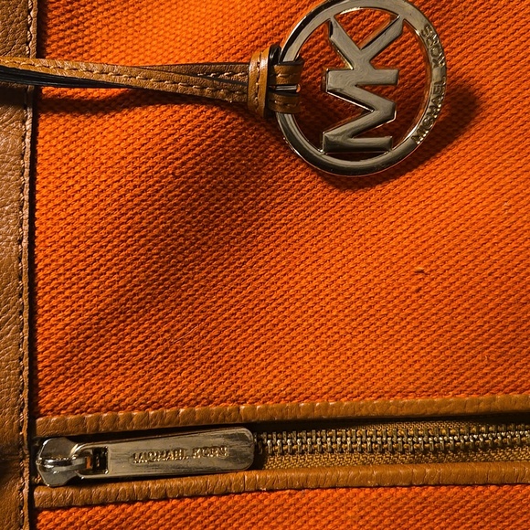 Michael Kors Bucket Bag Orange and Cognac Leather - Picture 10 of 16